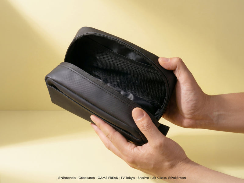 メッシュポケット付きで小物も収納可能
