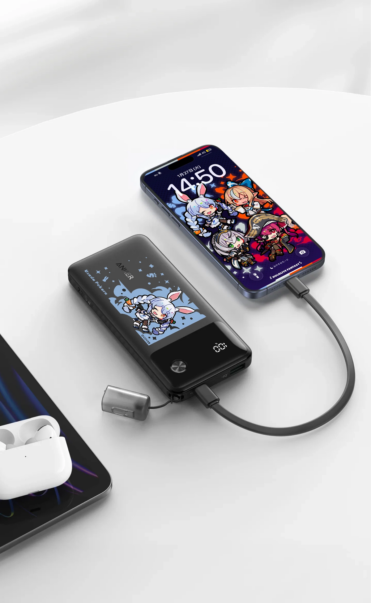 壁紙を表示したスマホとデスク